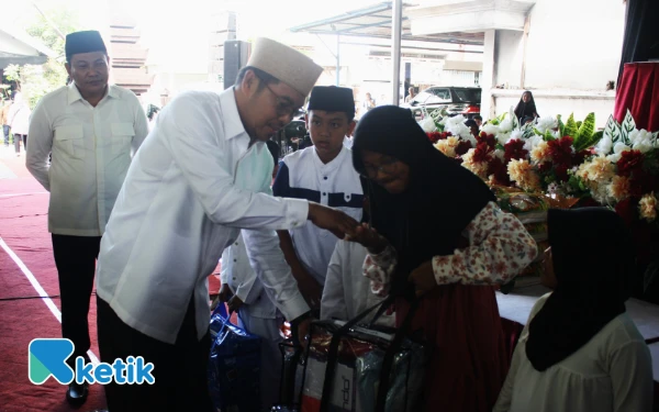 Foto Ketua DPRD Abdillah Nasih memberikan santunan untuk anak yatim. (Foto: Fathur Rozq/Ketik.com)