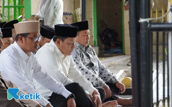Foto Bupati Subandi dan Ketua DPRD Abdillah Nasih berdoa bersama di makam Mbah Ibrahim Al-Jaelani alias Ki Ageng Bungur (Mbah Bungur). (Foto: Fathur Rozq/Ketik.com)