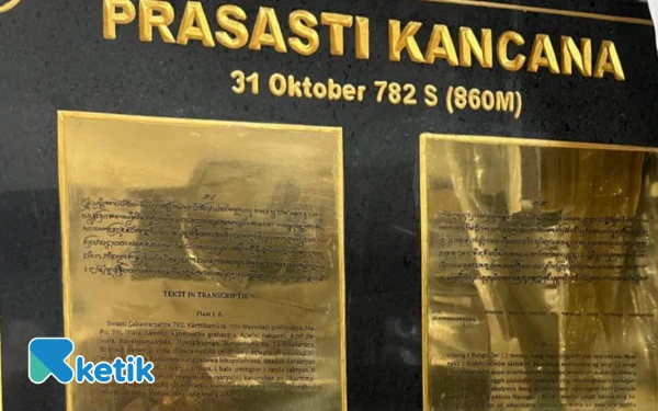 Foto Prasasti Kancana yang ditandatangani saat peringatan Hari Jadi Ke1.165 Desa Bungurasih pada Jumat (31 Oktober 2025). (Foto: Fathur Roziq/Ketik.com)