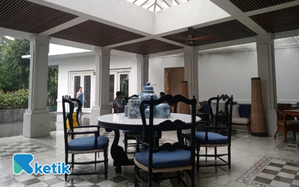 Foto View ruangan santai yang mewah di The Shalimar Boutique Hotel Malang. (Foto: Aliyah/Ketik.com)