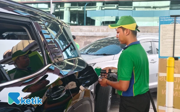 Foto Petugas SPBU BP mengisi tangki mobil bensin konsumen di Jalan Embong Malang, Surabaya. (Foto: Fitra/Ketik.com)