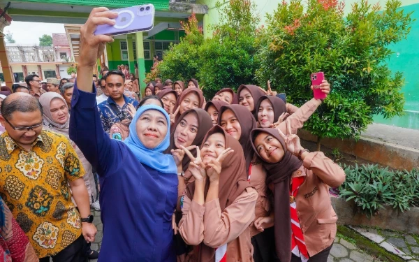 Foto Gubernur Jatim Khofifah Indar Parawansa ketika swa foto dengan pelajar SMAN 1 Dampit. (Foto: Pemprov Jatim)