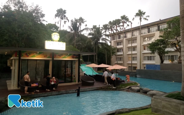 Foto Kemegahan bangunan HARRIS Hotel & Conventions Malang dari area kolam renang. (Foto: Aliyah/Ketik.com)