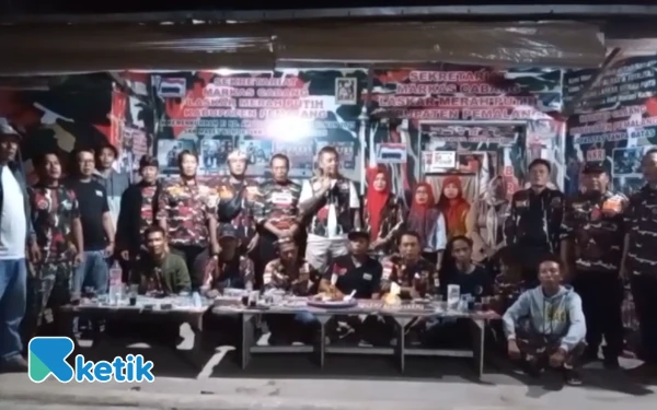 Foto Jajaran Pengurus dan anggota Laskar Merah Putih Marcab Kabupaten Pemalang Foto Bersama (Foto: Slamet/Ketik)