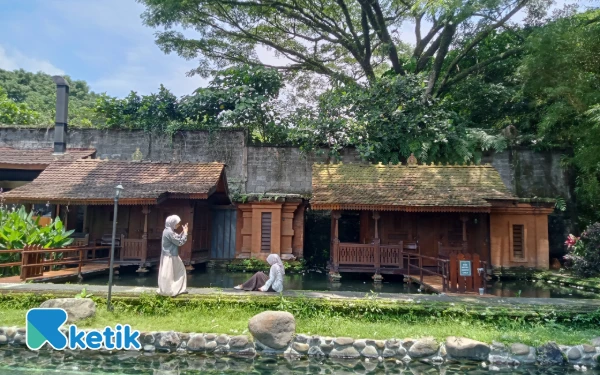 Foto Pengunjung sedang menikmati keindahan Kopi Kalibrantas di Padi Heritage Resort Malang. (Foto: Aliyah/Ketik.com)