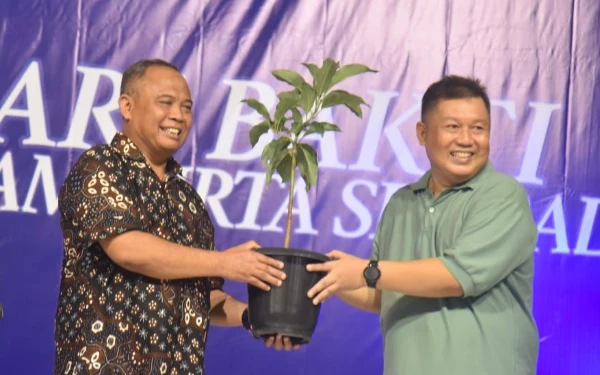 Foto Bupati Harda (kiri) bersama Direktur Edy Nugroho dalam peringatan Hari Bakti ke-33 PDAM Tirta Sembada. Acara ditutup dengan komitmen aksi sosial, penyerahan bibit untuk menjaga mata air, dan syukuran bersama di Youth Centre, Mlati. (Foto: Prokompim Sleman for Ketik.com)