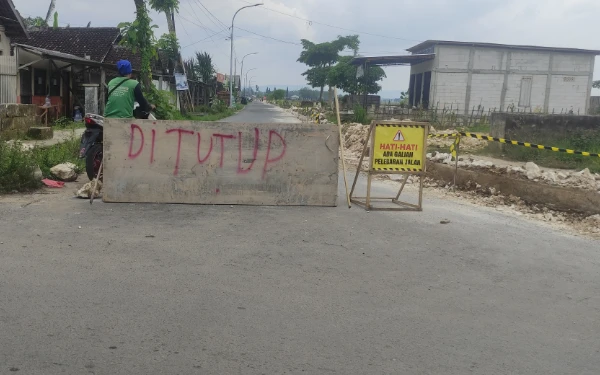 Foto Akses Jalan yang ditutup total membuat pengendara dan kendaraan lewat jalur alternatif jalan lingkungan desa Kedungmulyo, Bangilan, 2 November 2025 (Foto Ahmad Istihar/Ketik.com)
