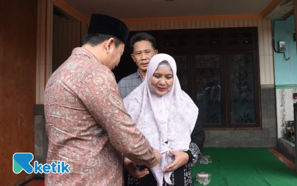 Foto Bupati Subandi bertemu Sukirman dan Febri Kurniyati Ningsih, ayah dan ibu almarhum Fairuz Shirojuddin, di Desa Singopadu, Kecamatan Tulangan. (Foto: Kominfo Sidoarjo)