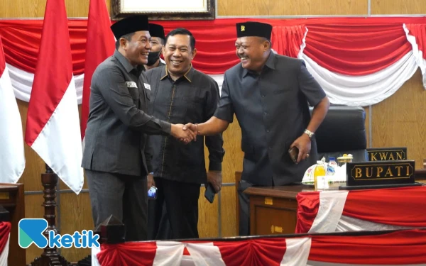 Foto Bupati Subandi bersama Wakil Ketua DPRD Sidoarjo Warih Andono dan Suyarno saat paripurna membahas Raperda tentang Fasilitasi Pesantren di DPRD Sidoarjo. (Foto: Ketik.com)
