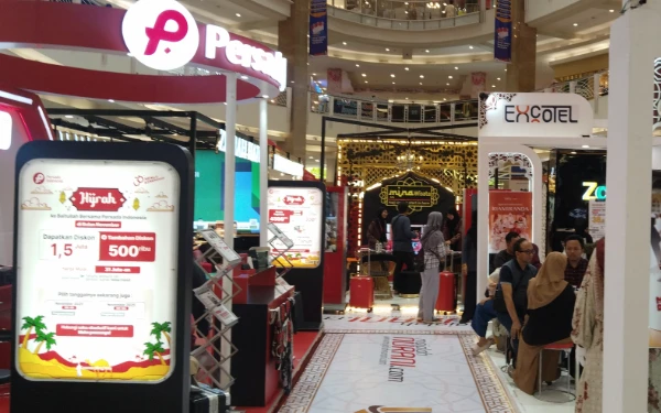 Foto Stan travel Persada yang memampang promosi diskon Rp 2 juta bagi jamaah umrah. (Foto: Davin/Ketik.com)