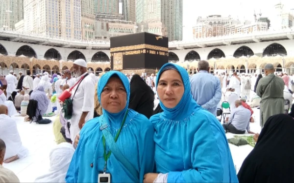 Foto Dua jamaah seusai tawaf yang memilih berangkat ke Tanah Suci bersama Travel Mabruro, Gedangan, Sidoarjo. (Foto: Sumarno/Ketik.com)