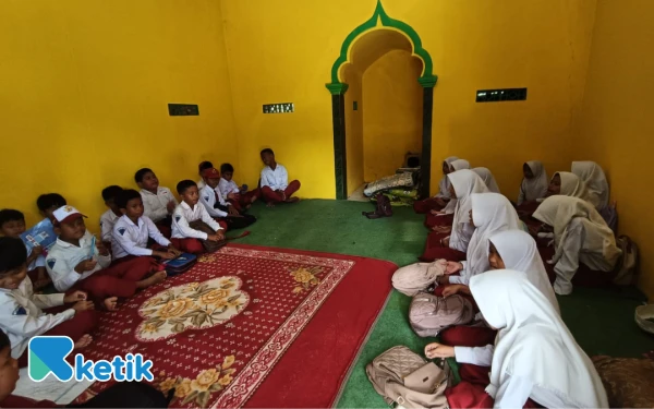 Foto Sekolah disegel, Siswa SDN Lerpak 2, Kecamatan Geger, Bangkalan, belajar di Musalla. (Foto.Ismail Hs/Ketik.xom)