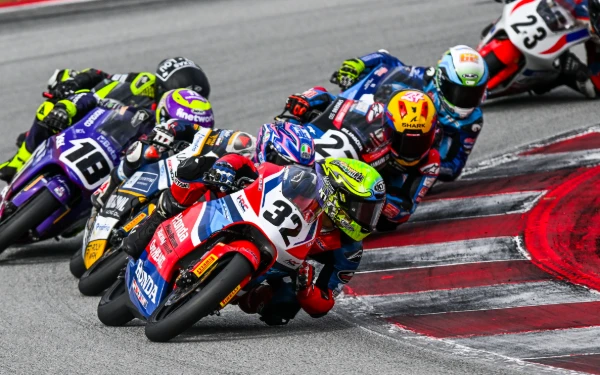 Foto Kiandra Ramadhipa (depan) di European Talent Cup Catalunya 2025 di Sirkuit Barcelona-Catalunya, Spanyol, pada Minggu (2/11/2025). (Foto: AHM)