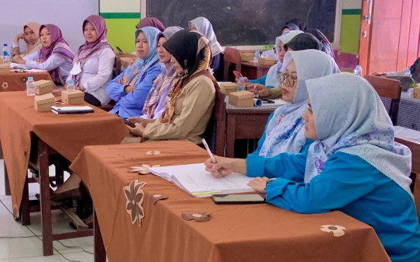 Foto Mahasiswa S3 Manajemen Pendidikan Universitas Negeri Malang melaksanakan kegiatan Penguatan Kepemimpinan Digital di Era 4.0 di Lembaga Pendidikan Ma’arif NU Al Hidayah, Kecamatan Wajak, Kabupaten Malang. (Foto: S3 Manajemen Pendidikan UM)