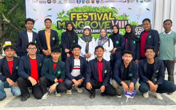 Foto Rektor bersama para mahasiswa UIN Malang dalam Festival Mangrove untuk menunjukkan komitmen terhadap pelestarian lingkungan. (Foto: Humas UIN Malang)