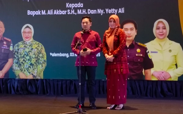 Foto Putra daerah asli Palembang, M. Ali Akbar, S.H., M.H., menyampaikan rasa syukur dapat kembali mengabdi di tanah kelahirannya dalam sambutan malam pisah sambut. Senin 03 November 2025 (Foto: M Nanda/Ketik.com)