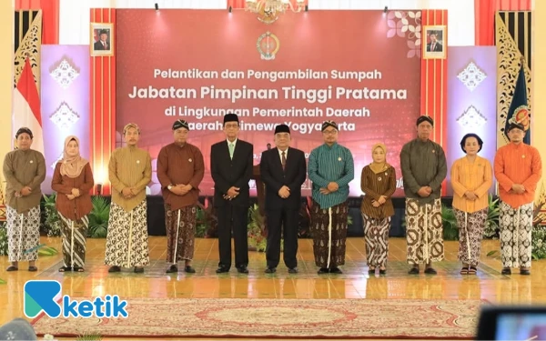 Foto Gubernur DIY Sri Sultan Hamengku Buwono X foto bersama sembilan pejabat JPT Pratama yang baru dilantik di Bangsal Kepatihan, Yogyakarta. Pesan Sri Sultan menegaskan pentingnya harmoni lintas generasi sebagai kunci birokrasi yang sehat dan adaptif. (Foto: Lik Is for Ketik.com)