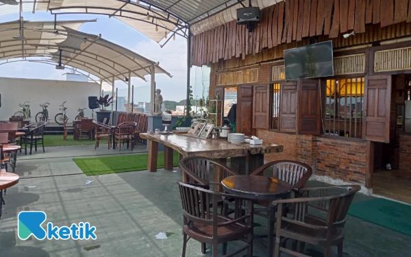 Foto View restoran yang berada di Rooftop Hotel Helios Malang. (Foto: Aliyah/Ketik.com)