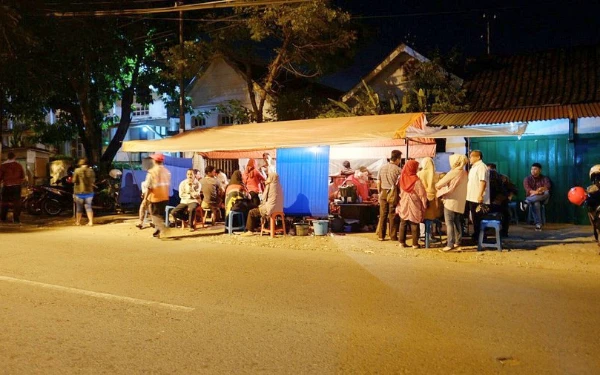 Foto Situasi Sego Resek Malang yang ramai pembeli  saat malam hari. (Foto: Tripadvisor)