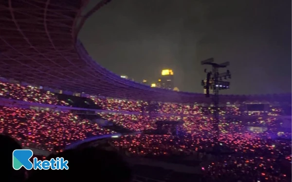 Foto Lautan Blink yang membentuk 'pink ocean' di Gelora Bung Karno, Jakarta, Sabtu, 1 November 2025 (Foto: Dok. Intan Sasi for Ketik)