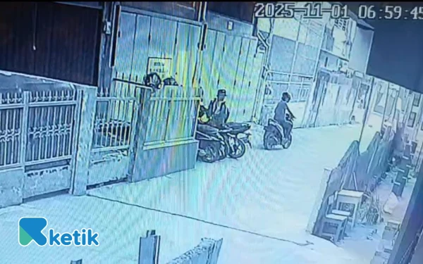 Foto Cuplikan kamera pengawas saat pelaku melakukan aksi pencurian, Sabtu 1 November 2025 ( Foto : Yola/Ketik.om)