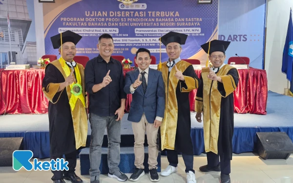 Foto CEO Ketik Kiagus Firdaus bersama Dr Choirul Rozi usai menyaksikan ujian sidang terbuka di Unesa. (Foto: Fitra/Ketik.com)