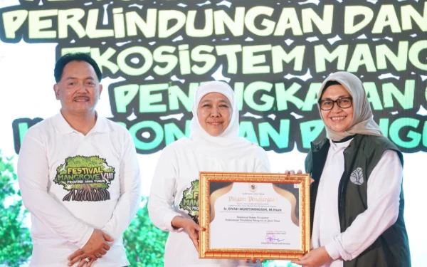 Foto Gubernur Khofifah didampingi Kadishut Jatim Jumadi menyerahkan penghargaan kepada Dirjen PDAS Kemenhut RI Ir. Dyah Murtiningsih, M.Hum atas Pelaksanaan Rehabilitasi Mangrove di Jatim . (Foto: Biro Adpim Pemprov Jatim)