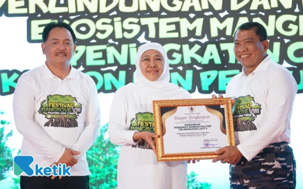 Foto Gubernur Khofifah didampingi Kadishut Jatim Jumadi menyerahkan penghargaan kepada Dankodaeral V Surabaya, Laksamana Muda TNI Ali Triswanto, atas Dukungan Perlindungan Mangrove di Jatim . (Foto: Biro Adpim Pemprov Jatim)
