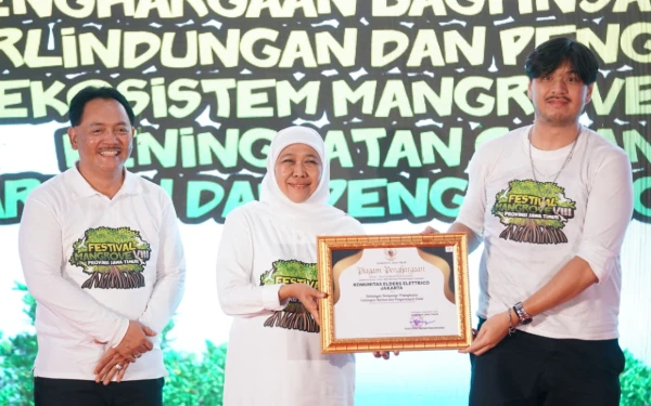 Foto Gubernur Khofifah didampingi Kadishut Jatim Jumadi menyerahkan penghargaan kepada Komunitas Elders Elekttrico Jakarta  atas Dukungan Cadangan Carbon dan Pengurangan Emisi. (Foto: Biro Adpim Pemprov Jatim)