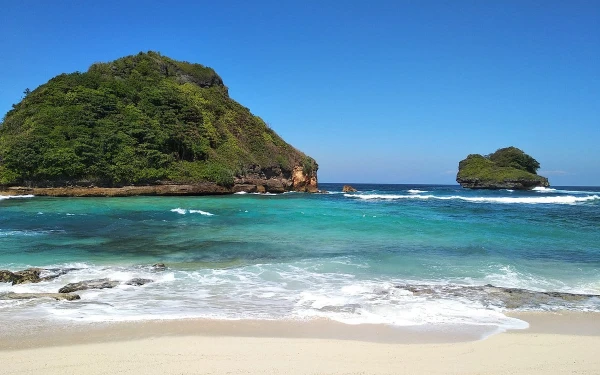 Foto Keindahan Pantai Goa Cina yang menjadi incaran pengunjung. (Foto: Tripadvisor)