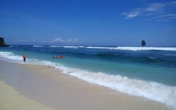 Foto Keindahan Pantai Tiga Warna yang bisa dinikmati pengunjung. (Foto: Tripadvisor)