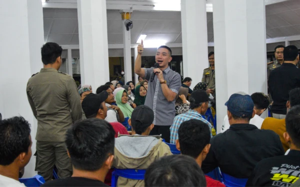 Foto Bupati Lebak, Moch. Hasbi Asyidiki Jayabaya sedang tanya jawab kepada para pedagang (Foto: Bule Tim Aspirasi Hasbi)