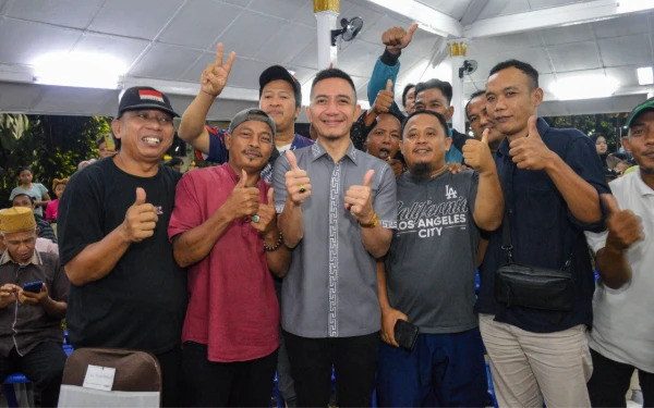 Foto Setelah sosialisasi dan tanya jawab, Bupati Lebak, Moch. Hasbi Asyidiki Jayabaya foto bersama dengan para pedagang (Foto: Bule Tim Aspirasi Hasbi)