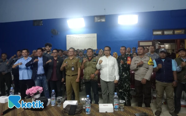 Foto DPRD Malang bersama semua peserta kegiatan Desiminasi Penanggulangan dan Mitigasi Kebencanaan Wilayah Kecamatan Lowokwaru Menuju Ngalam Nyaman pada tanggal 4 November 2025