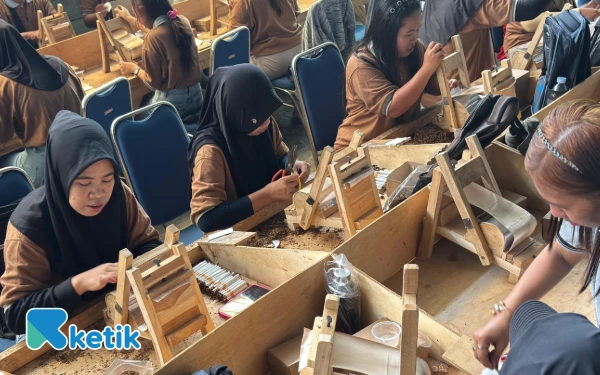 Foto Sebanyak 40 peserta ketika mengikuti pelatihan di Pabrik Rokok Kiswanto, Desa Klatakan, Kecamatan Kendit, Kabupaten Situbondo, Sabtu 11 Oktober 2025 (Foto : Adinda Octaviani /ketik.com)