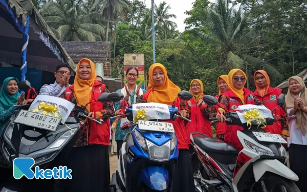 Foto Para kader posyandu bersama Ketua Tim Penggerak PKK Kabupaten Pacitan, Efi Suraningsih, serta Kepala Dinas Kesehatan, dr. Daru Mustiko Aji di Halaman Kantor Desa Padi, Kecamatan Tulakan, menandai peluncuran Program inovatif Molamil Papa (Motor Layanan Ibu Hamil Kabupaten Pacitan), Rabu, 5 November 2025. (Foto: Al Ahmadi/Ketik)