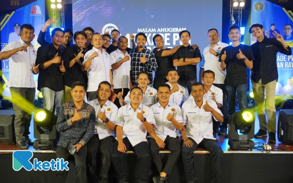 Foto Pengurus PWI Nagan Raya foto bersama jurnalis dari Kabupaten Aceh Jaya, Aceh Barat dan Aceh Barat Daya di Aula Pendopo Bupati Nagan Raya, Selasa, 4 November 2025 malam. (Foto: T. Rahmat/Ketik)