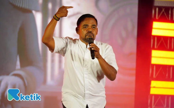 Foto Maimunzir. Penyanyi Aceh ikut memeriahkan pagelaran 1 Dekade PWI Nagan Raya di Aula Pendopo Bupati Nagan Raya, Rabu, 4 November 2025. (Foto: T. Rahmat/Ketik)