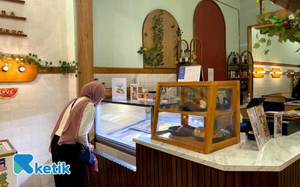 Foto Pengunjung sedang memilih rasa es krim di Meltd Ice Cream Malang. (Foto: Aliyah/Keti.com)