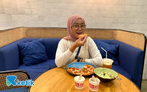 Foto Pengunjung sedang menikmati menu-menu yang lezat di Meltd Ice Cream Malang. (Foto: Aliyah/Ketik.com)
