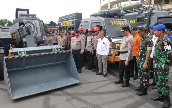 Foto Jajaran Forkopimda DIY, termasuk Wakapolda Brigjen Pol Eddy Djunaedi, meninjau kesiapan alat berat dan kendaraan taktis penanggulangan bencana dalam Apel Kesiapsiagaan di Stadion Maguwoharjo, Sleman. (Foto: Penrem 072/Pmk for Ketik.com)
