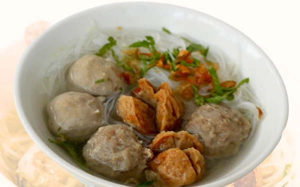 Foto Pemandangan satu porsi kenikmatan Bakso Solo Kidul Pasar Malang. (Foto: Dok. Bakso Solo Kidul Pasar Malang)