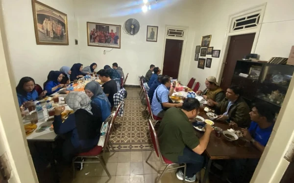 Foto Pemandangan pengunjung yang sedang menikmati menu makanan di Rawon Rampal Malang. (Foto: Dok. Rawon Rampal Malang)