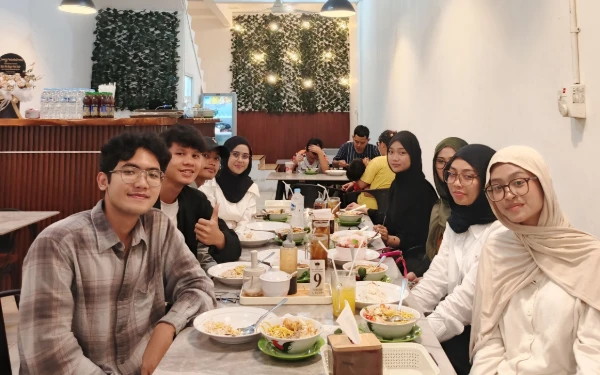 Foto Para pengunjung sedang menikmati soto mie yang sangat enak di Soto Mie Pak Kadir Malang. (Foto: Dok. Soto Mie Pak Kadir Malang)