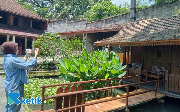 Foto Pengunjung sedang menikmati keestetikan arsitektur di Padi Heritage Resort Malang. (Foto: Aliyah/Ketik.com)