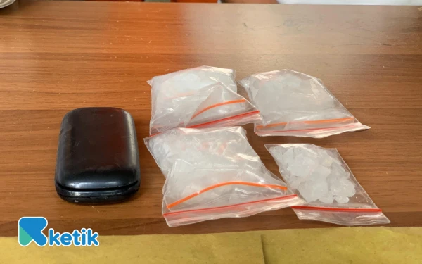 Foto Barang bukti sabu yang disita Satres Narkoba Polres Abdya dihadirkan dalam konferensi pers di Mapolres Abdya, Jumat, 7 November 2025. (Foto: T. Rahmat/Ketik)