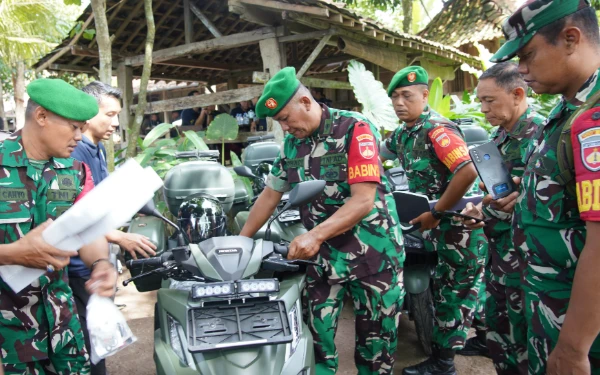 Foto Sejumlah Babinsa tengah menerima arahan teknis mengenai penggunaan kendaraan roda dua jenis Honda Vario yang baru didistribusikan oleh Baharkam Polri, guna meningkatkan mobilitas di lapangan. (Foto: Penrem 072/Pmk for Ketik.com)