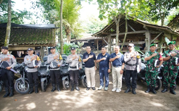 Foto Perwakilan Bhabinkamtibmas dan Babinsa bersama jajaran pimpinan Polri dan TNI berfoto bersama usai penyerahan simbolis kendaraan operasional baru roda dua dan roda empat.  (Foto: Penrem 072/Pmk for Ketik.com)