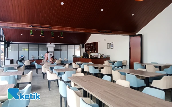 Foto Hyde Cafe yang luas di Trix House Malang. (Foto: Aliyah/Ketik.com)