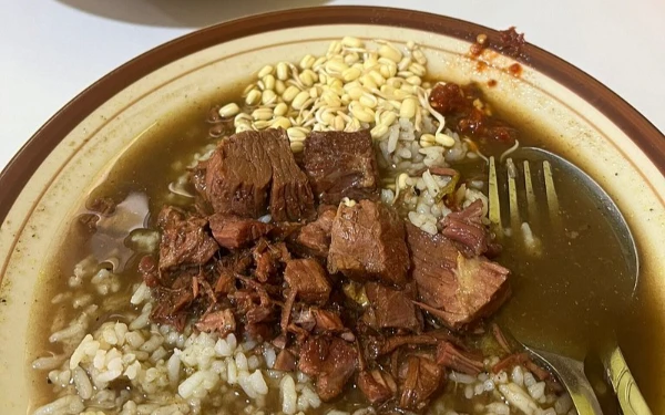 Foto View satu porsi rawon di Warung Soto dan Rawon Kiroman Malang. (Foto: Tripadvisor)